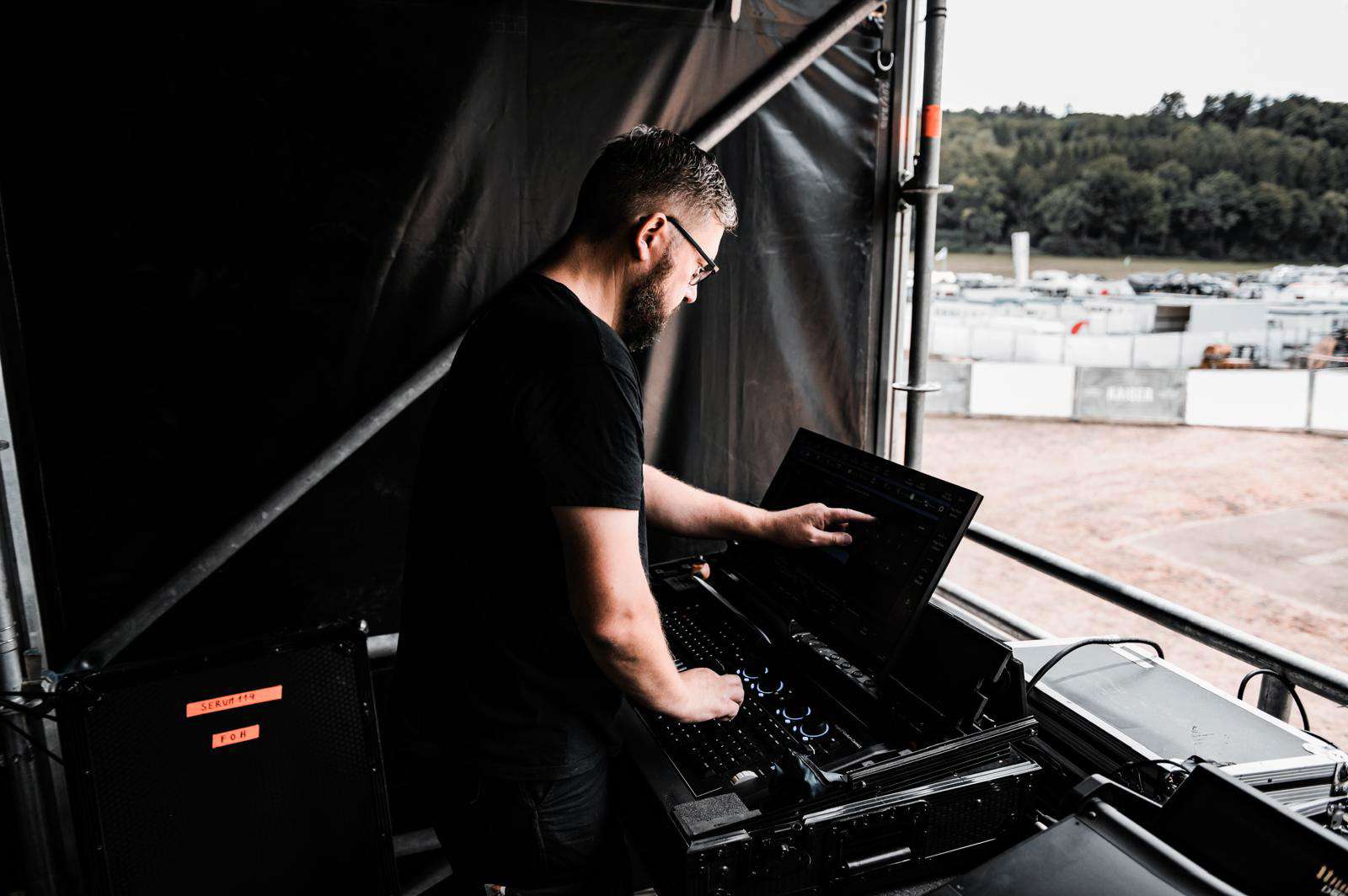 Christian Conrad an einem beleuchteten Lichtpult w&auml;hrend einer Festival-Show